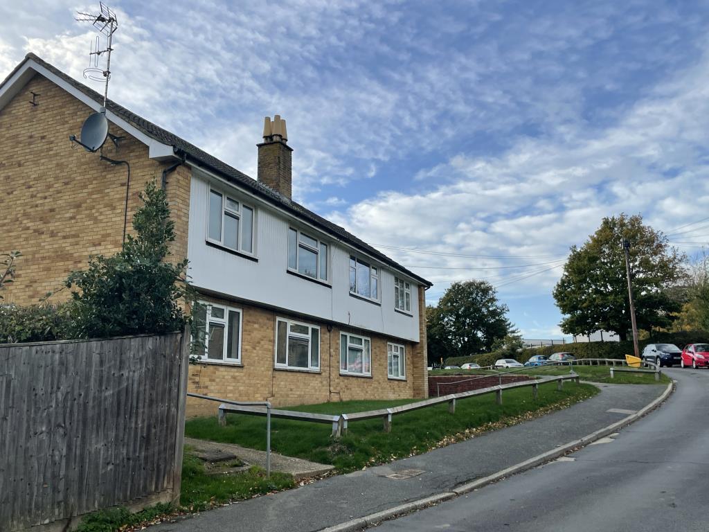 Lot: 18 - FIRST FLOOR FLAT REQUIRING REFURBISHMENT -